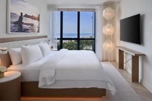 Junior Suite, Suite, 1 King, Ocean View, Balcony room in W South Beach