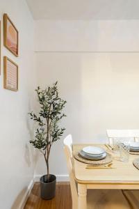 Bohemian Inspired 2 Bedroom Inspired Condo with Fast WIFI Near BGC