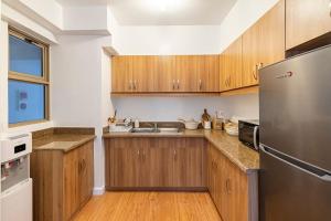 Bohemian Inspired 2 Bedroom Inspired Condo with Fast WIFI Near BGC