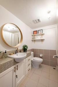 Bohemian Inspired 2 Bedroom Inspired Condo with Fast WIFI Near BGC