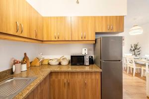 Bohemian Inspired 2 Bedroom Inspired Condo with Fast WIFI Near BGC