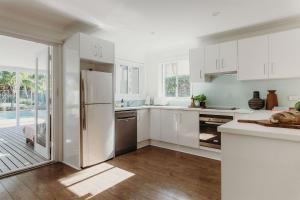 The Beach House, 25 Tomaree Road - fantastic house with pool, linen