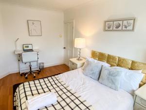 Stunning Modern Cozy 5 star 3 bedroom house-Free Parking Greater London Metro Stations hosted by Tony