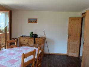 Chalet confortable 4 pièces, proche centre et remontées, 8 personnes, parking, animaux admis - FR-1-676-118