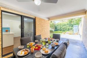 Small dog friendly 4-49 Bonito St - air con & Wi-Fi