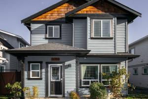 Entire 3-bedroom house Near Town