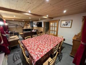 Spacieux chalet 7 pièces, 6 salles de bains, 14 personnes, proche centre et remontées, Châtel - FR-1-676-152