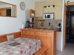 Charmant 2 Pièces avec Terrasse, Proche Navettes et Jardins d'Enfants, Quartier Calme - FR-1-676-155