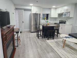 Blissfull Two Bedroom Suite Near surrey centre