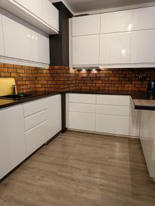 Uroczy Apartament z Garażem