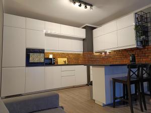 Uroczy Apartament z Garażem