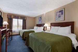 Queen Room with Two Queen Beds - Non-Smoking room in Quality Inn Near Princeton