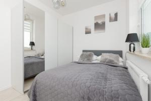 Szlachecka Apartment with Balcony & Parking Warsaw by Noclegi Renters