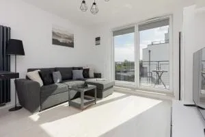 Szlachecka Apartment with Balcony & Parking Warsaw by Noclegi Renters - Mańki