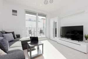 Szlachecka Apartment with Balcony & Parking Warsaw by Noclegi Renters