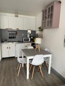 Maisons de vacances Plage et commerces a 50m, sans tele pour deconnecter ! : photos des chambres