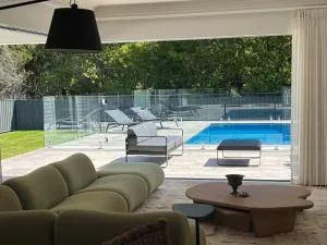 The Heads House - Jindy Andy