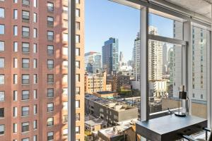 River N 1BR w gym pool lounge nr L CHI-817