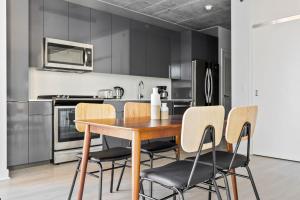 River N 1BR w gym pool lounge nr L CHI-817