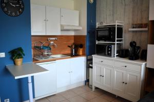 Appartements Le Petit Matelot, studio fonctionnel avec loggia : photos des chambres