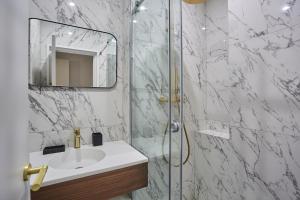 Apart hotel Louvre museum by Studio prestige