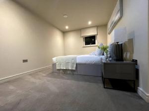 2BR Urban Vista Retreat CHCL F7