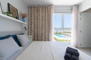 White Medano apartment. New with fast Wifi