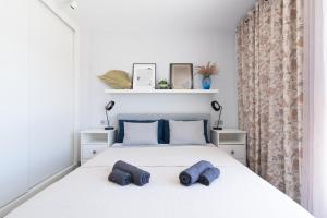 White Medano apartment. New with fast Wifi