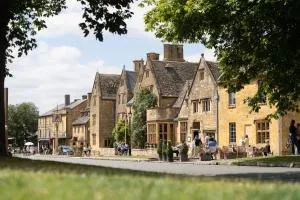 The Lygon Arms - an Iconic Luxury Hotel - 布罗德韦