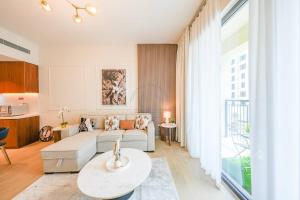 Yogi - 1BR sea view apt with balcony & pool access