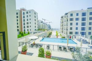 Yogi - 1BR sea view apt with balcony & pool access