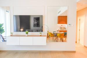 Yogi - 1BR sea view apt with balcony & pool access