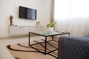 Modern 3BR Apartment with Balcony - Close to Limestone Heritage Park