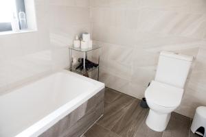 Modern 3BR Apartment with Balcony - Close to Limestone Heritage Park