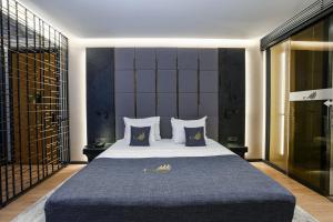 Superior Suit Room room in Broyt Suites