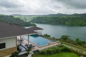 Lake Arches by StayVista - Lakeside villa with Infinity pool, Gazebo & Modern Greek interiors