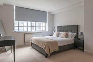 The Eyre Suite Six - Farringdon - by Frankie