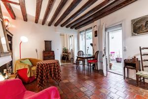 Veeve - Rustic Allure