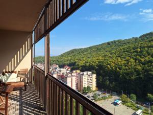 Spacious Mountain-View Apartment with Hot Tub and Free Parking 10 min to Old Town