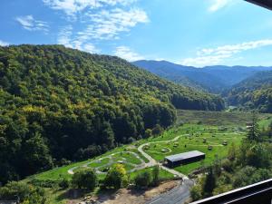 Spacious Mountain-View Apartment with Hot Tub and Free Parking 10 min to Old Town