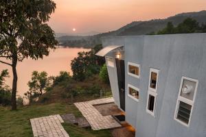 Twist, Tiny home on the Cliff