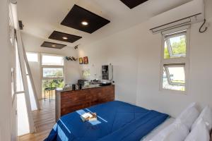 Twist, Tiny home on the Cliff