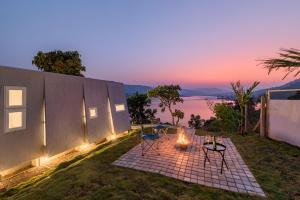 Twist, Tiny home on the Cliff