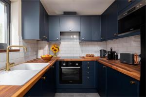 Modern 2 Bedroom Apartment with Parking by At Hem