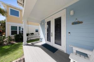 Sea Suite - Large hot tub with an easy walk to the beach