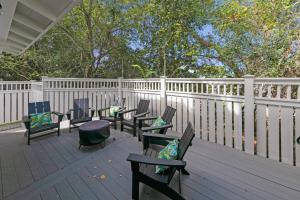 Sea Suite - Large hot tub with an easy walk to the beach