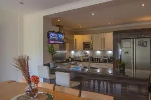 6 Bedroom Holiday Home with Hot Tub & Garden - Barton in the Clay