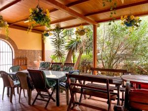 Exquisite rural house with garden, pool and sea views