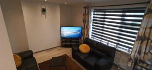 Broxtowe house -3 bed House parking Nottingham