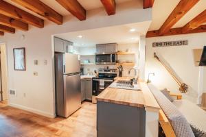 Newly Renovated & Furnished Condo, Only 3 min to Sunday River!